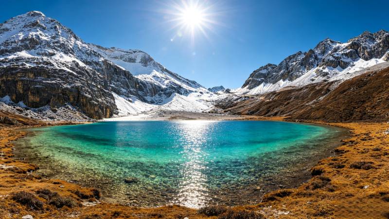 雪山映碧湖 阳光耀天池图片