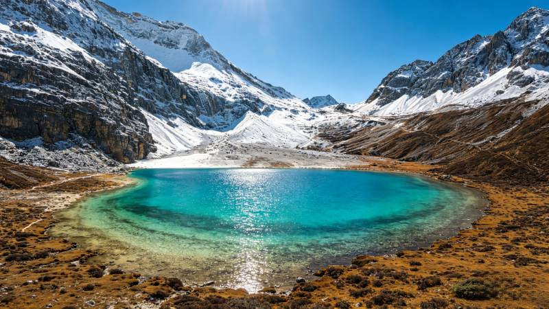 雪山环抱碧湖 仙境如画图片