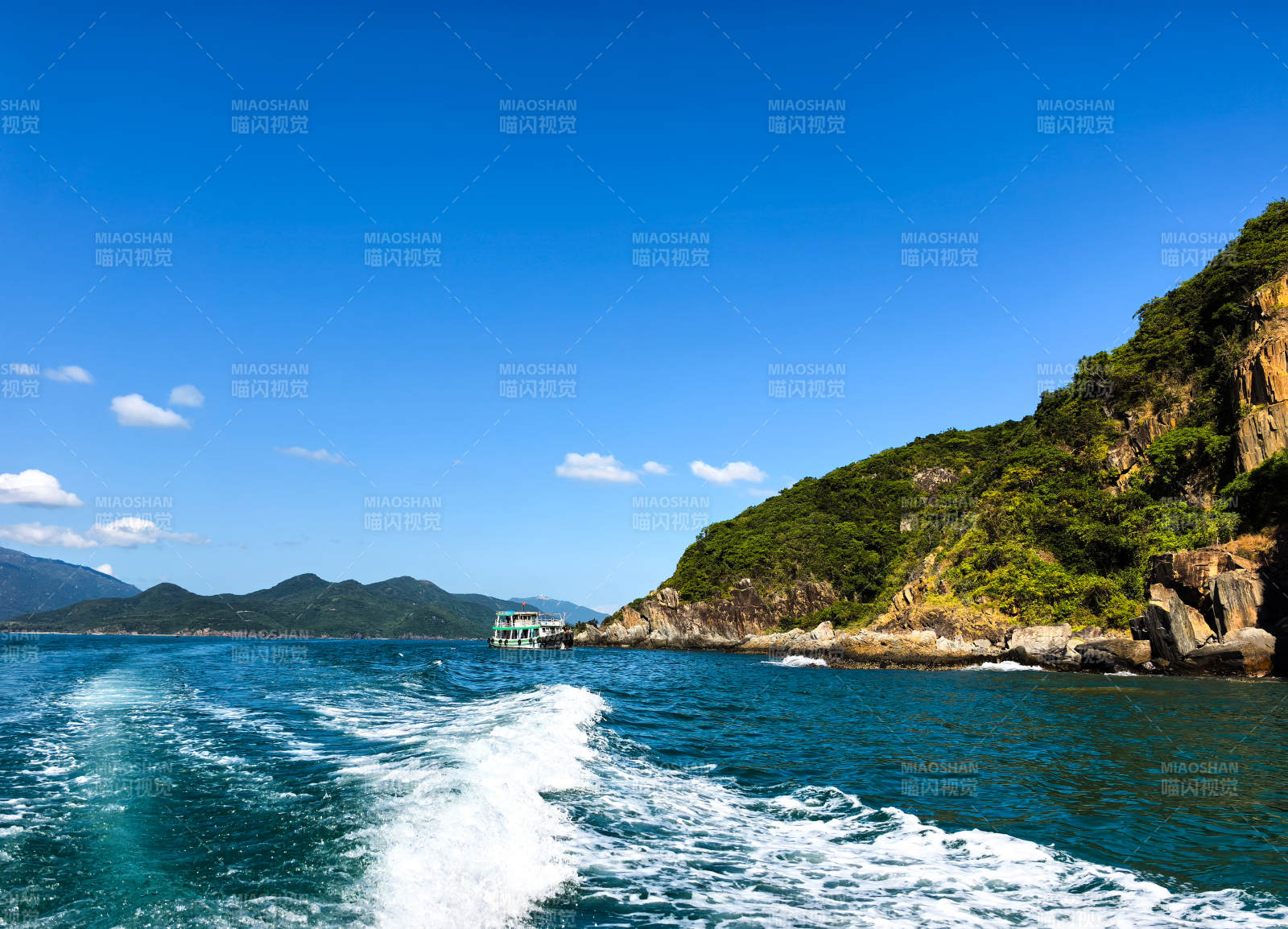 碧海青山 船行留白浪图片