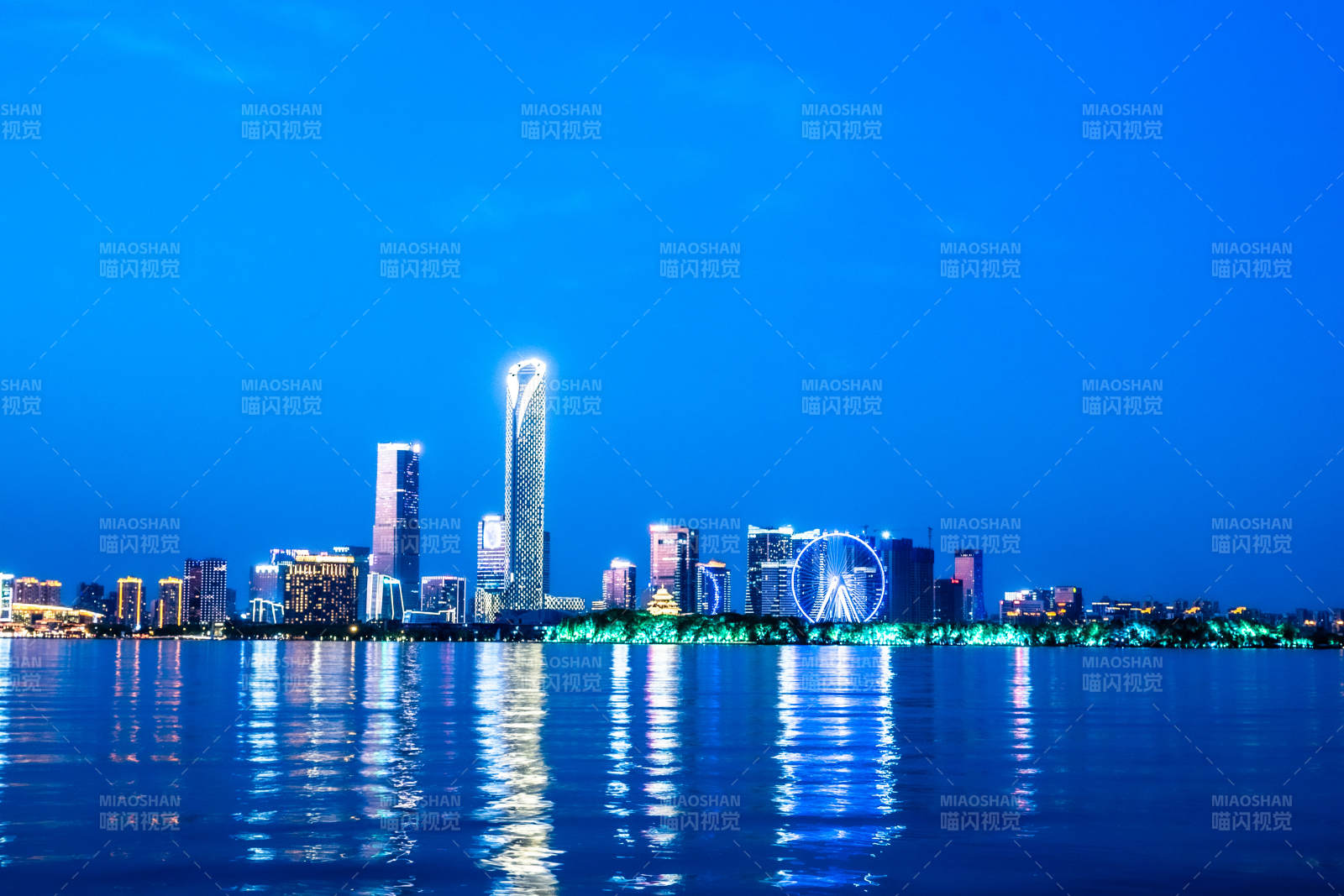 苏州金鸡湖夜景璀璨夺目图片