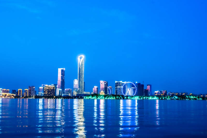 苏州金鸡湖夜景璀璨夺目图片