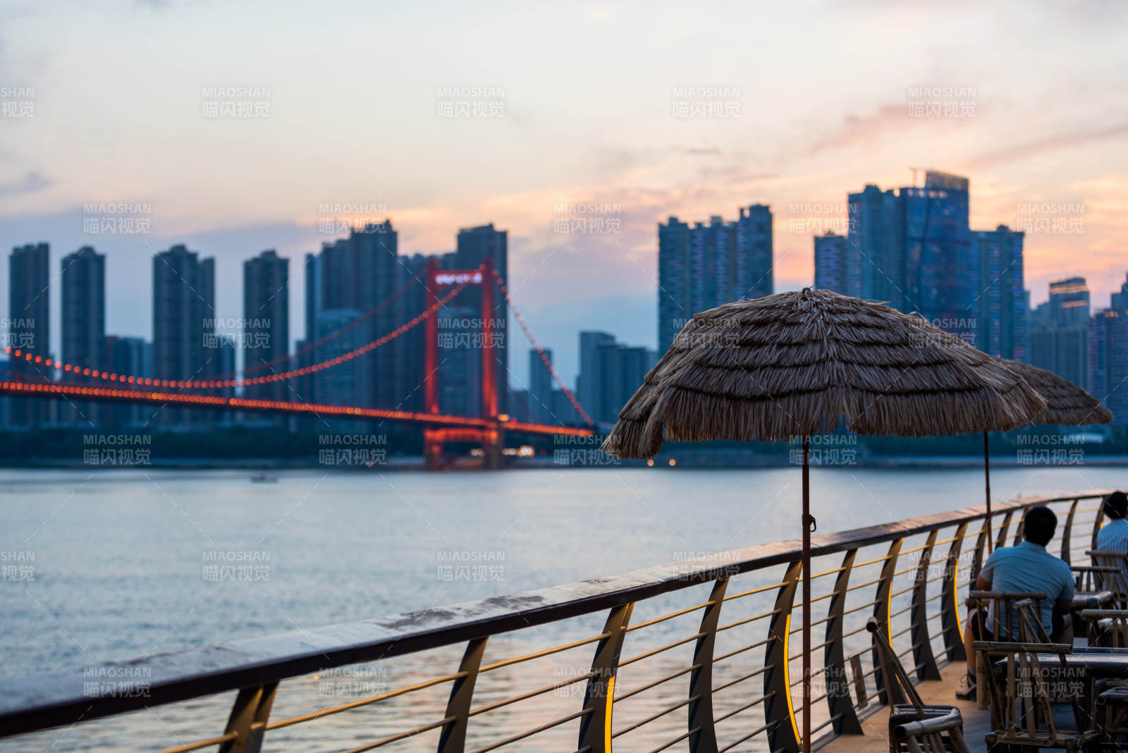 江畔黄昏 草伞观景台图片