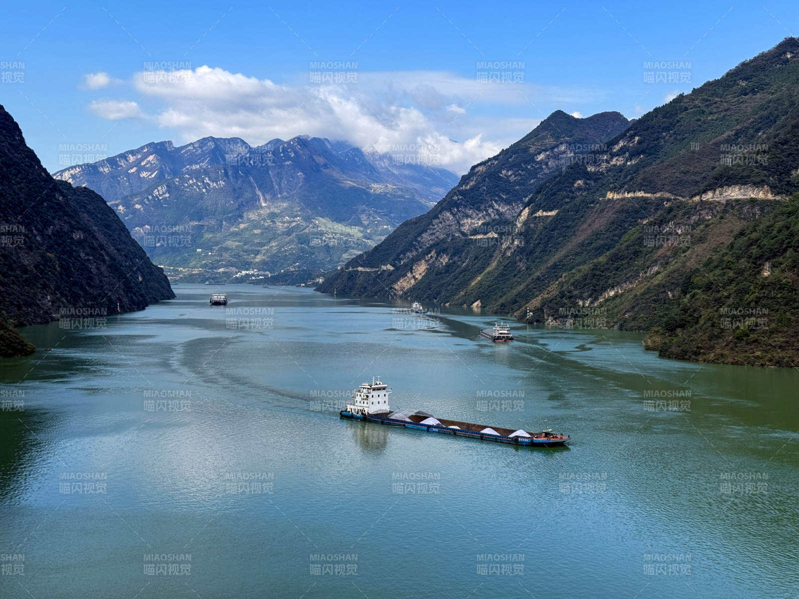 峡谷江面货船行图片