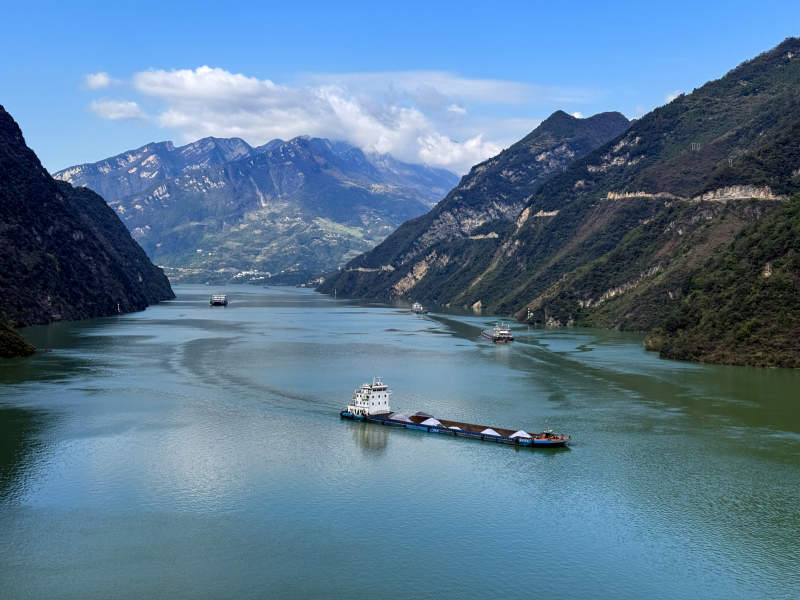 峡谷江面货船行图片