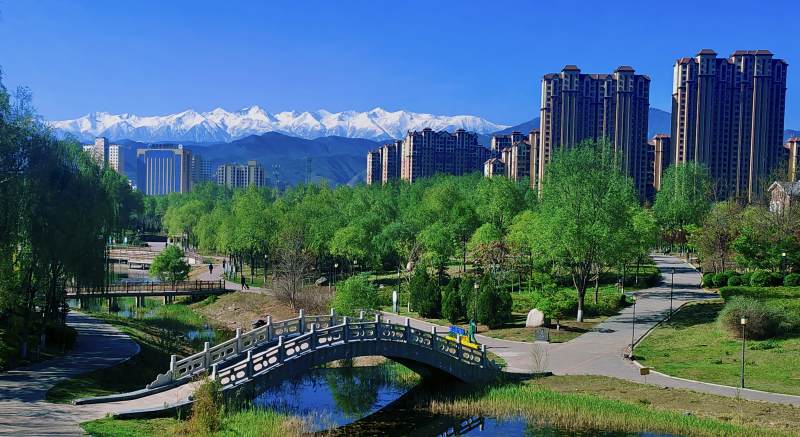 雪山映城 绿园桥影美图片
