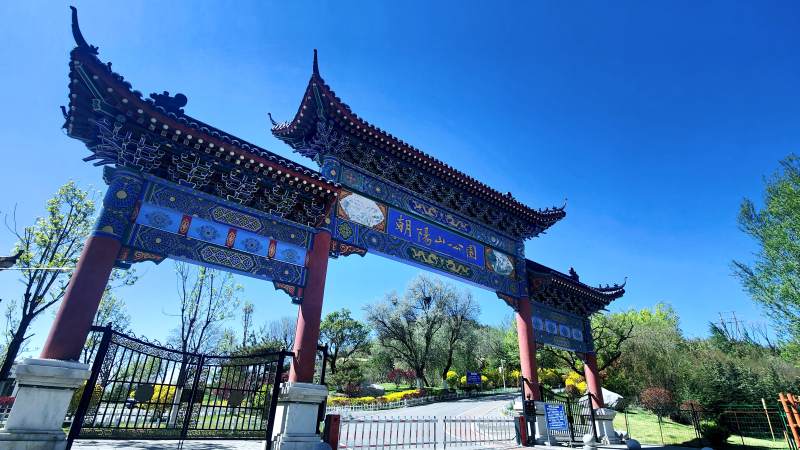 古韵牌坊迎蓝天绿树图片
