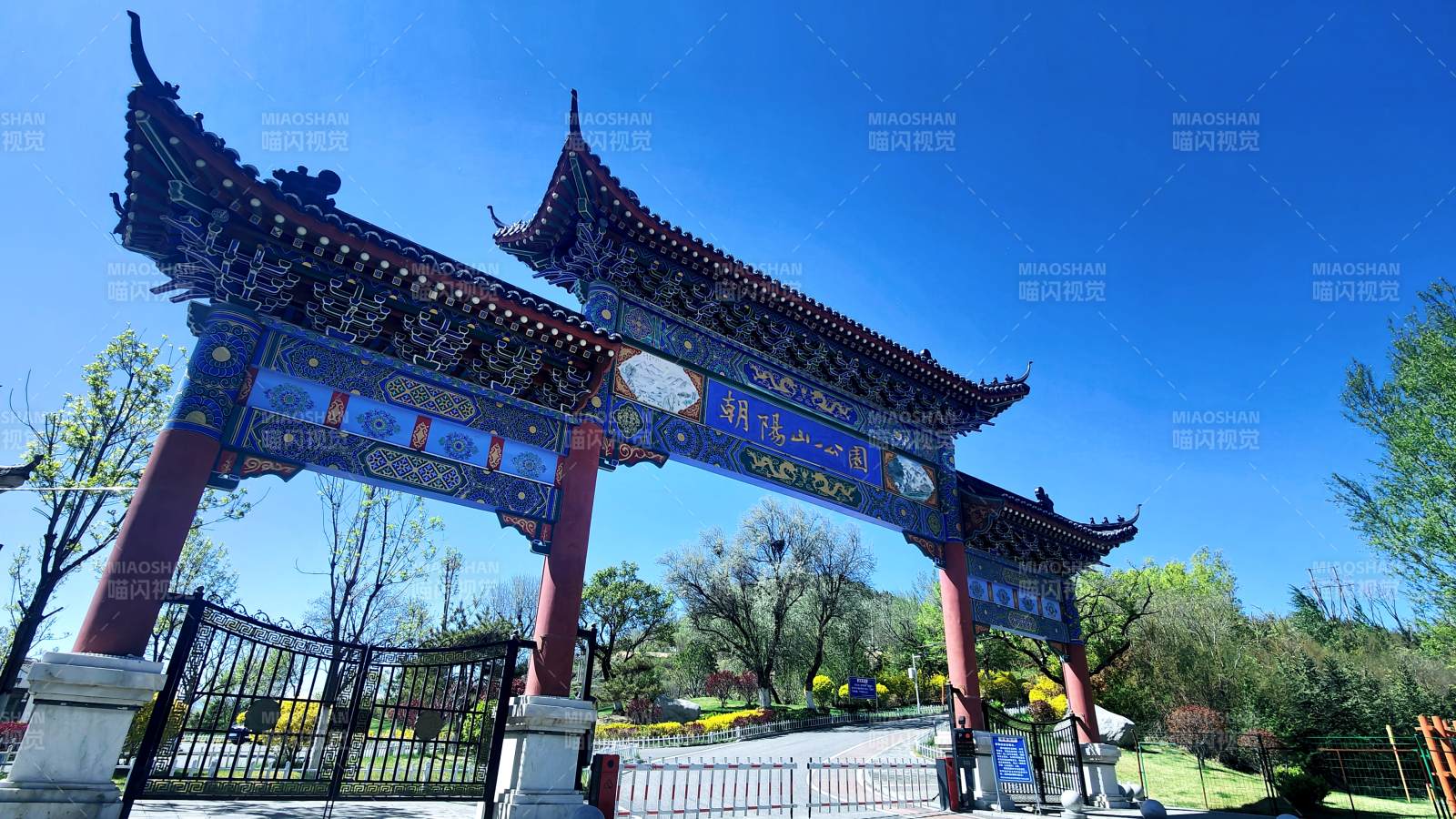 古韵牌坊迎蓝天绿树图片