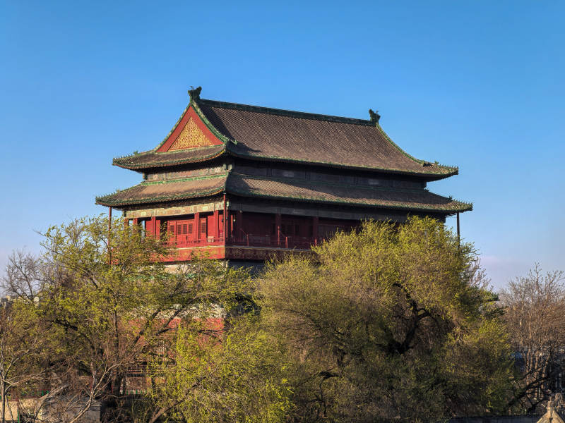 古楼隐于绿树间图片