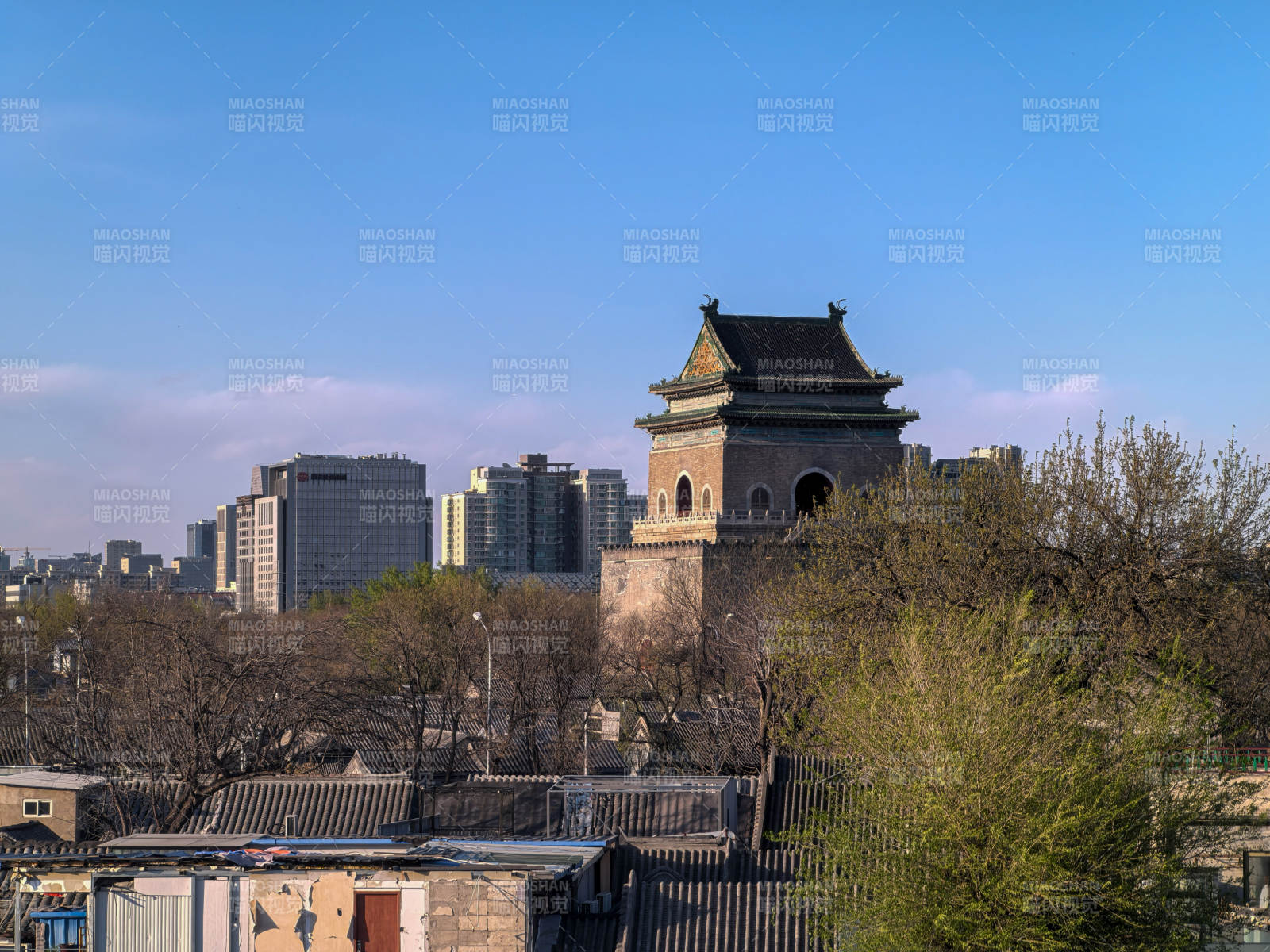 古塔映蓝天 城楼立古今图片