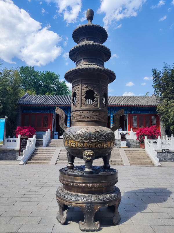古寺香炉映蓝天图片