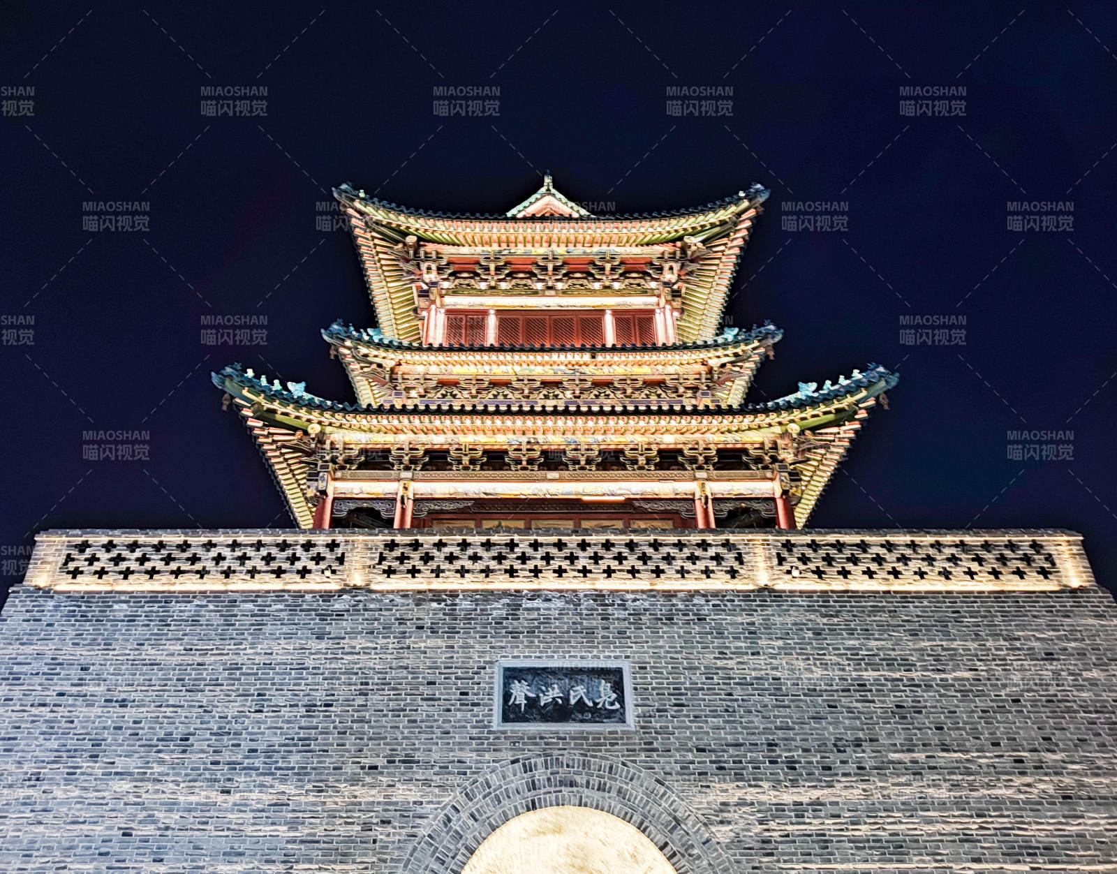 夜映古楼 雄浑壮美图片