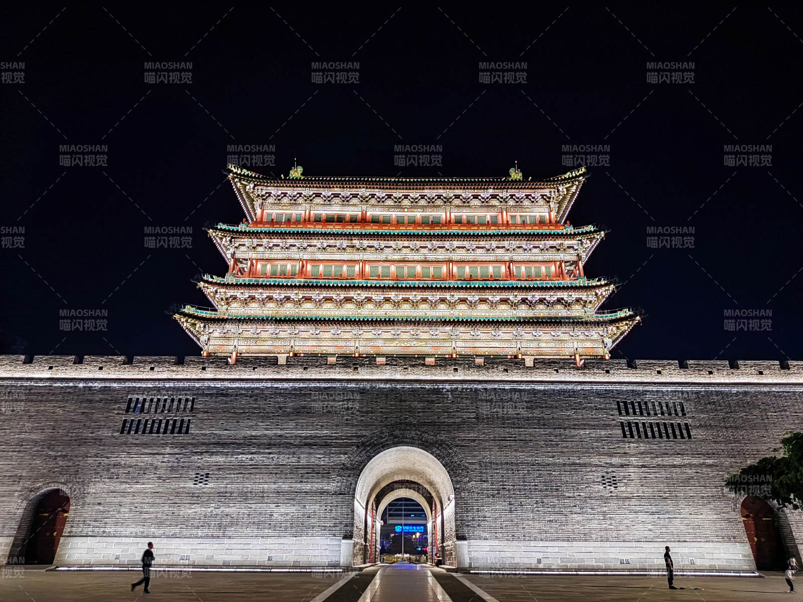 夜映古楼 灯火辉煌图片