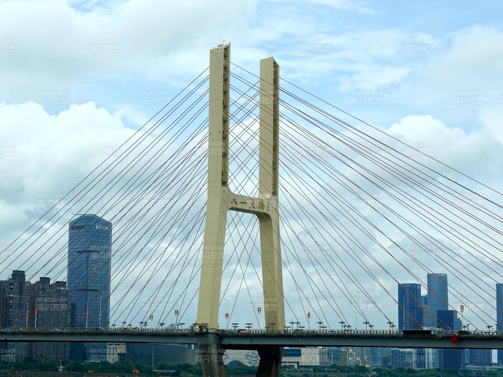 双塔斜拉桥横跨城市天际线图片