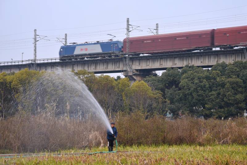 火车过桥 农夫浇田图片
