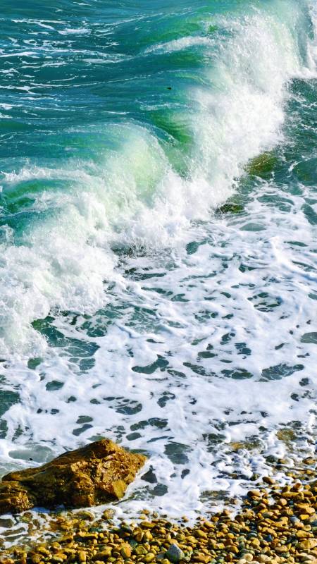 海浪拍岸 石滩飞溅白沫图片