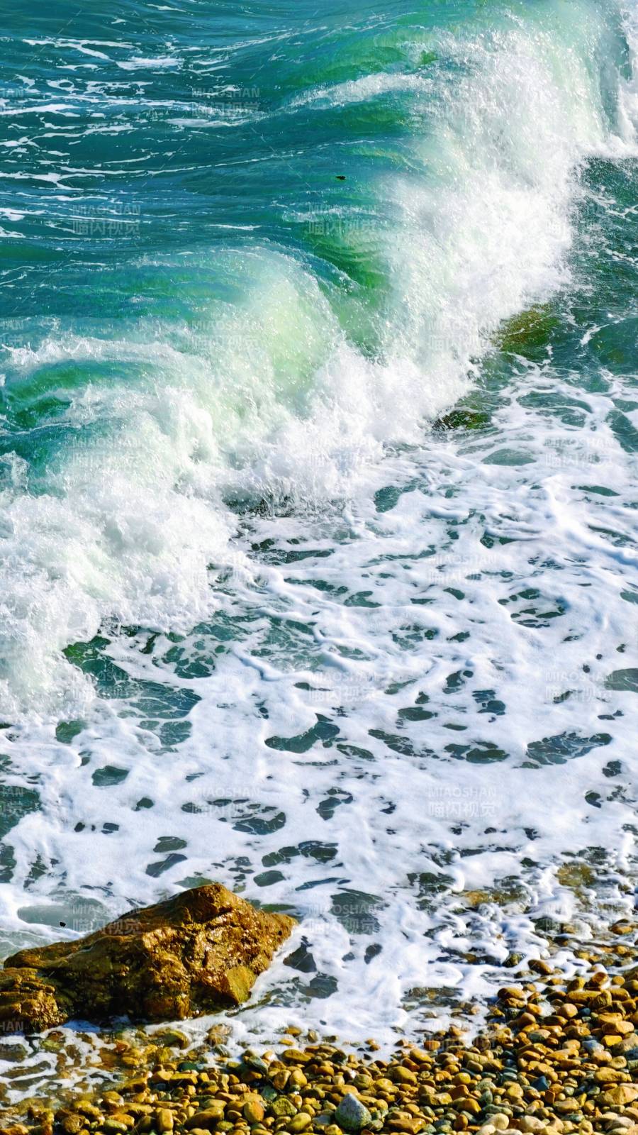 海浪拍岸 石滩飞溅白沫图片