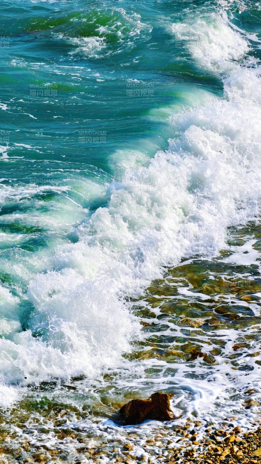 碧海翻浪拍石岸图片