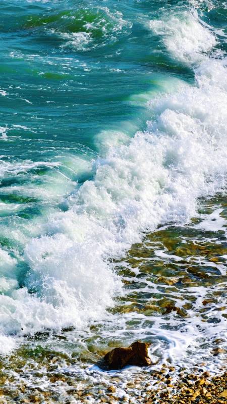 碧海翻浪拍石岸图片