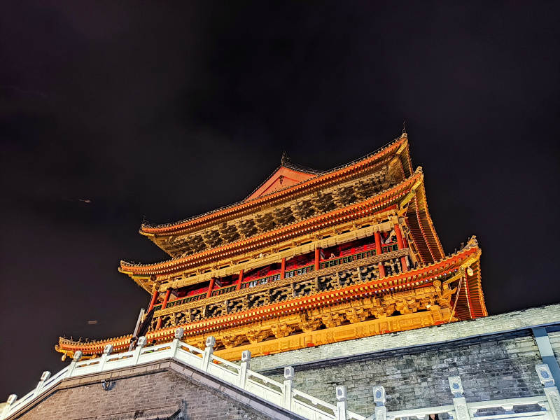 西安鼓楼夜映古楼 金辉耀苍穹图片