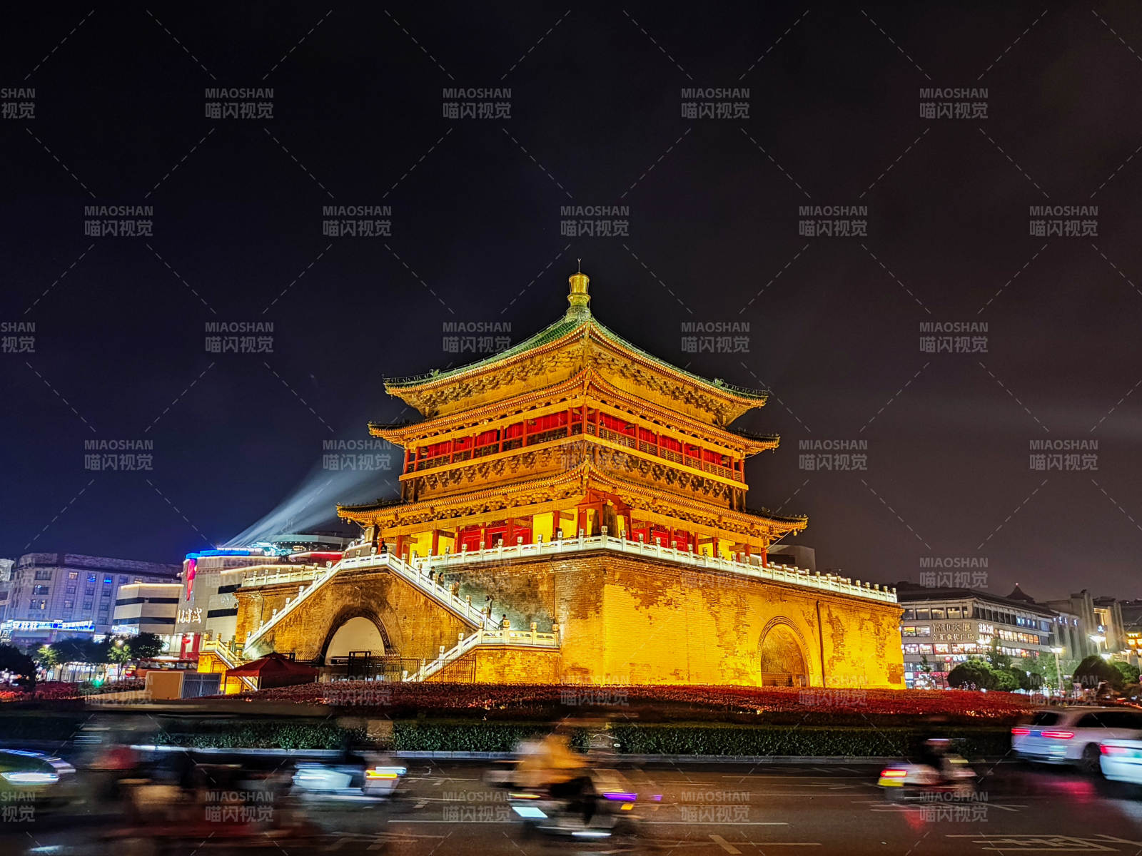 西安钟楼夜景流光溢彩图片
