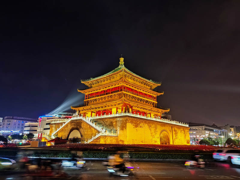 西安钟楼夜景流光溢彩图片