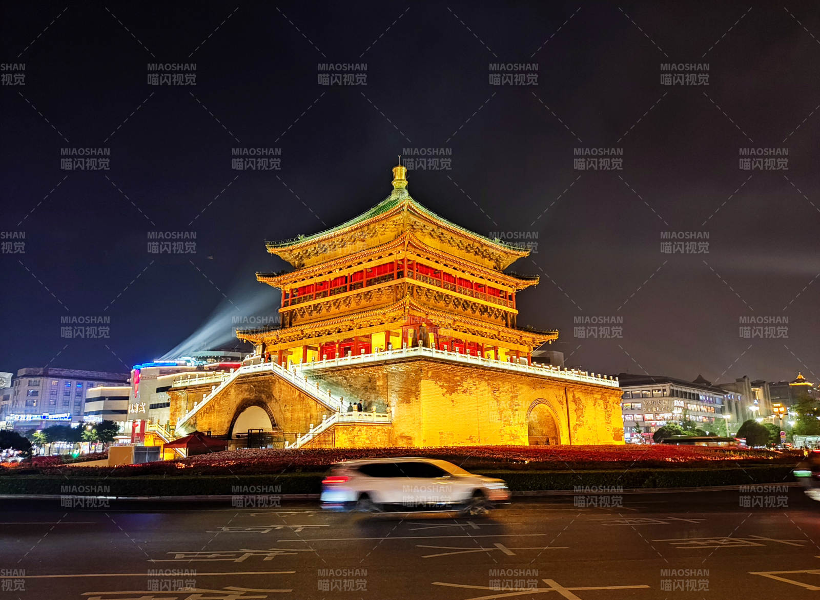 西安钟楼夜景璀璨夺目图片