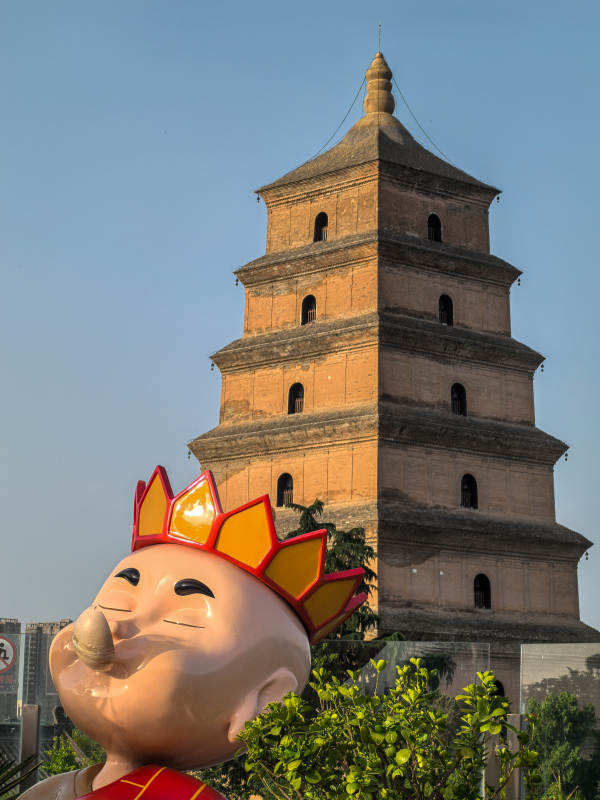 大雁塔前猪八戒雕塑图片