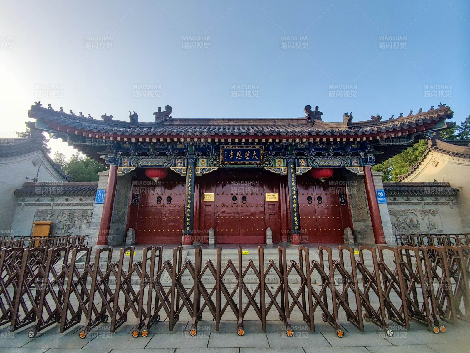西安大慈恩寺古寺红门映蓝天图片
