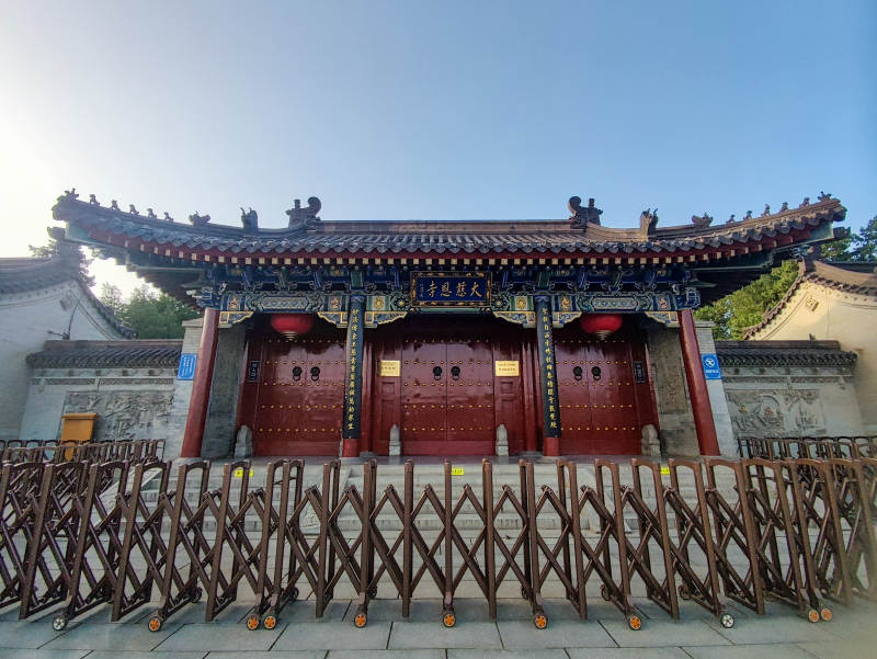 西安大慈恩寺古寺红门映蓝天图片
