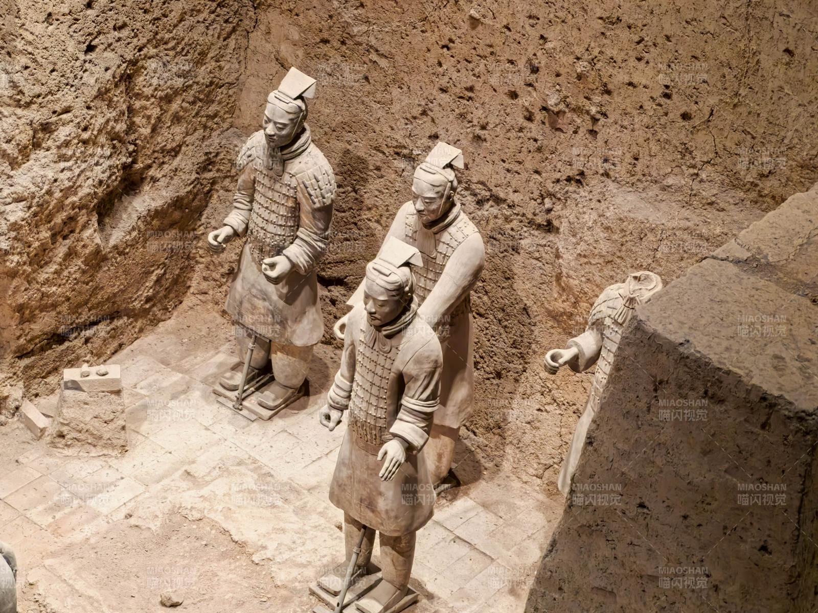 兵马俑坑内陶俑列阵图片
