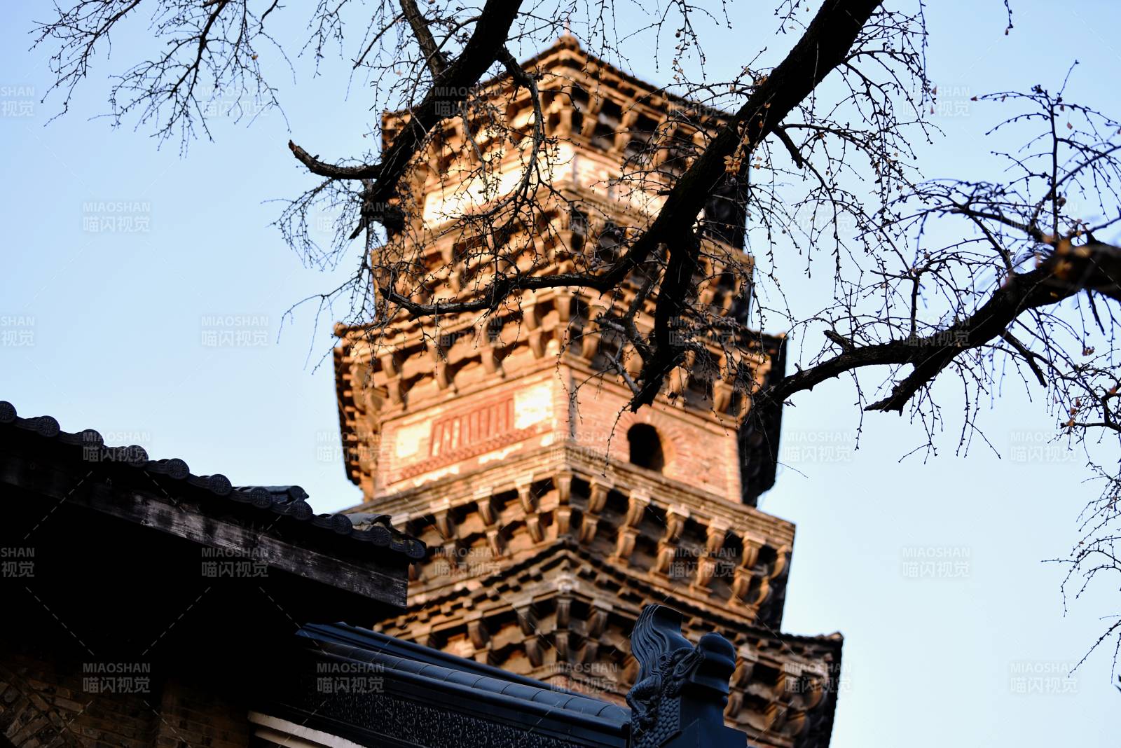 安徽芜湖小九华山上的广济寺古塔图片