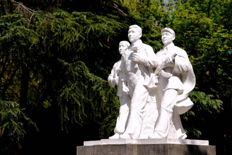 安徽芜湖褚山公园里的工农兵塑像图片