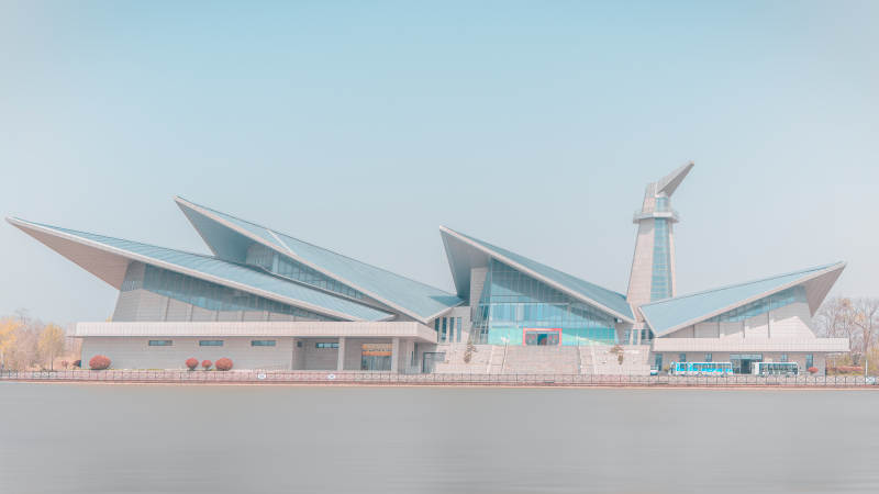 现代建筑临水而立 造型独特图片