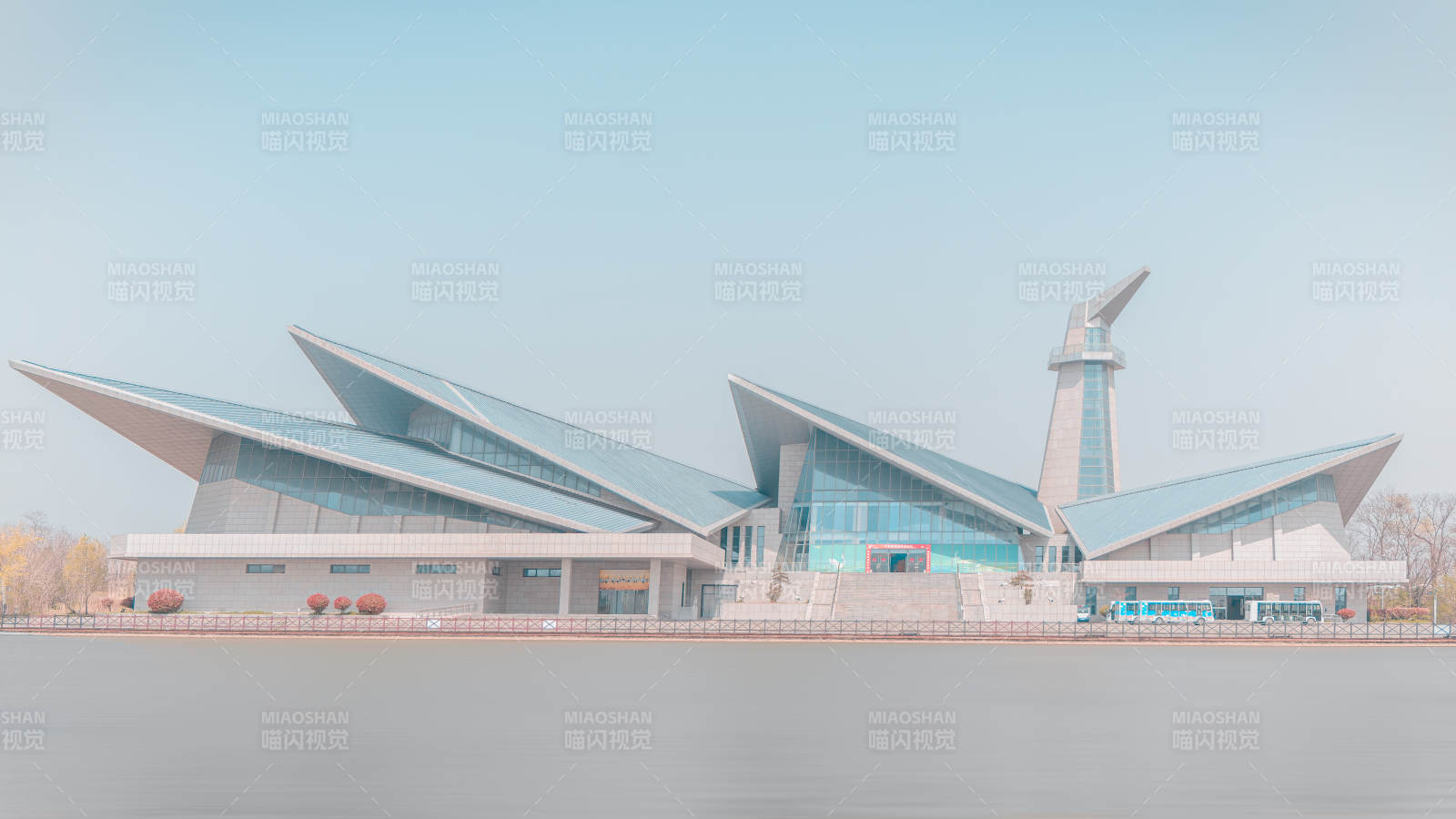 现代建筑临水而立 造型独特图片
