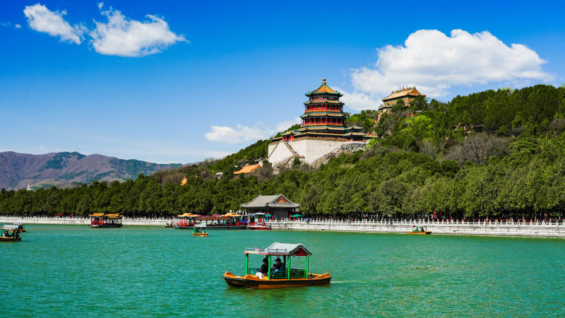 颐和园湖光塔影游船行图片