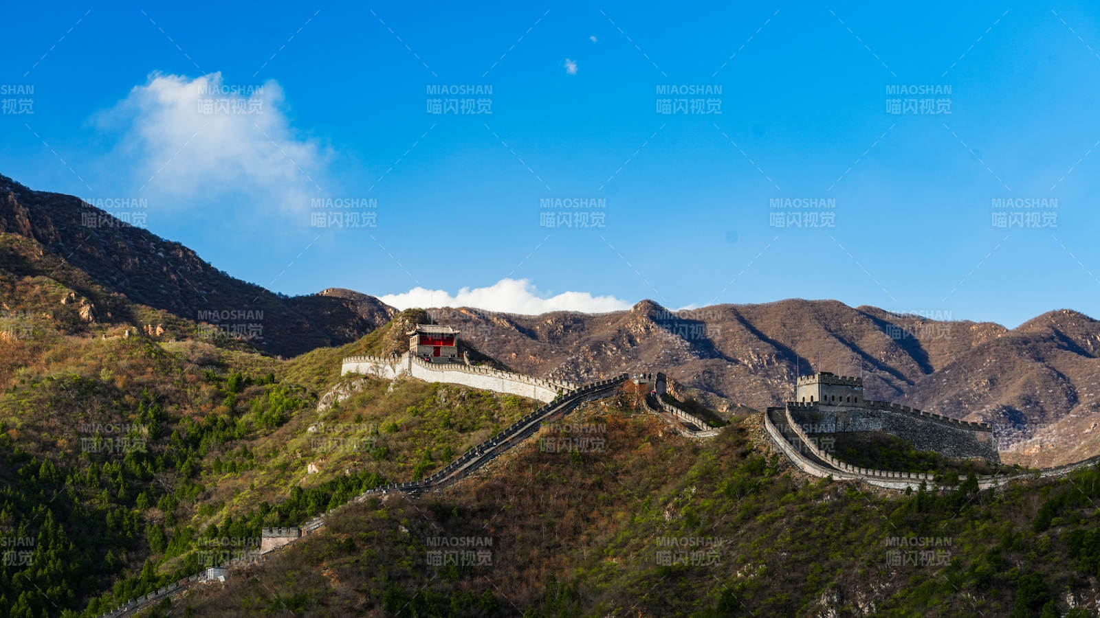 长城蜿蜒山脊 蓝天白云下图片