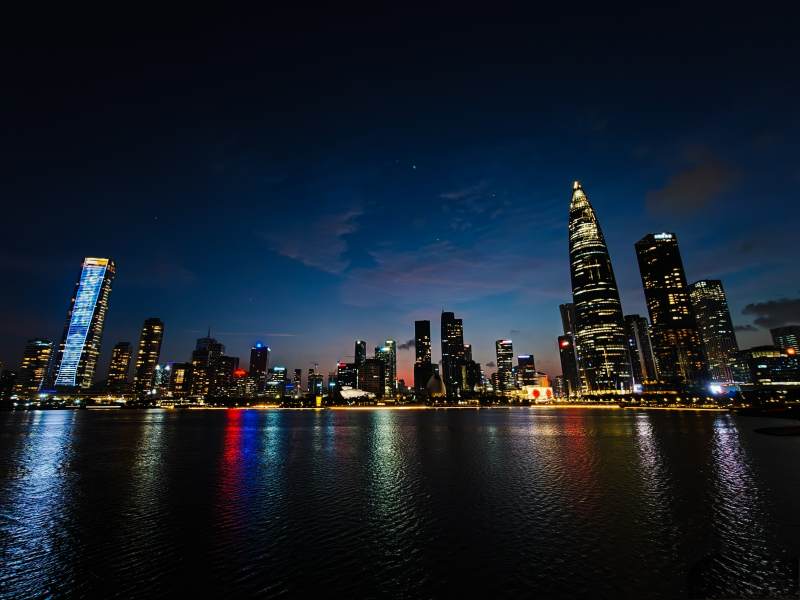 夜瞰城市天际线灯火辉煌图片