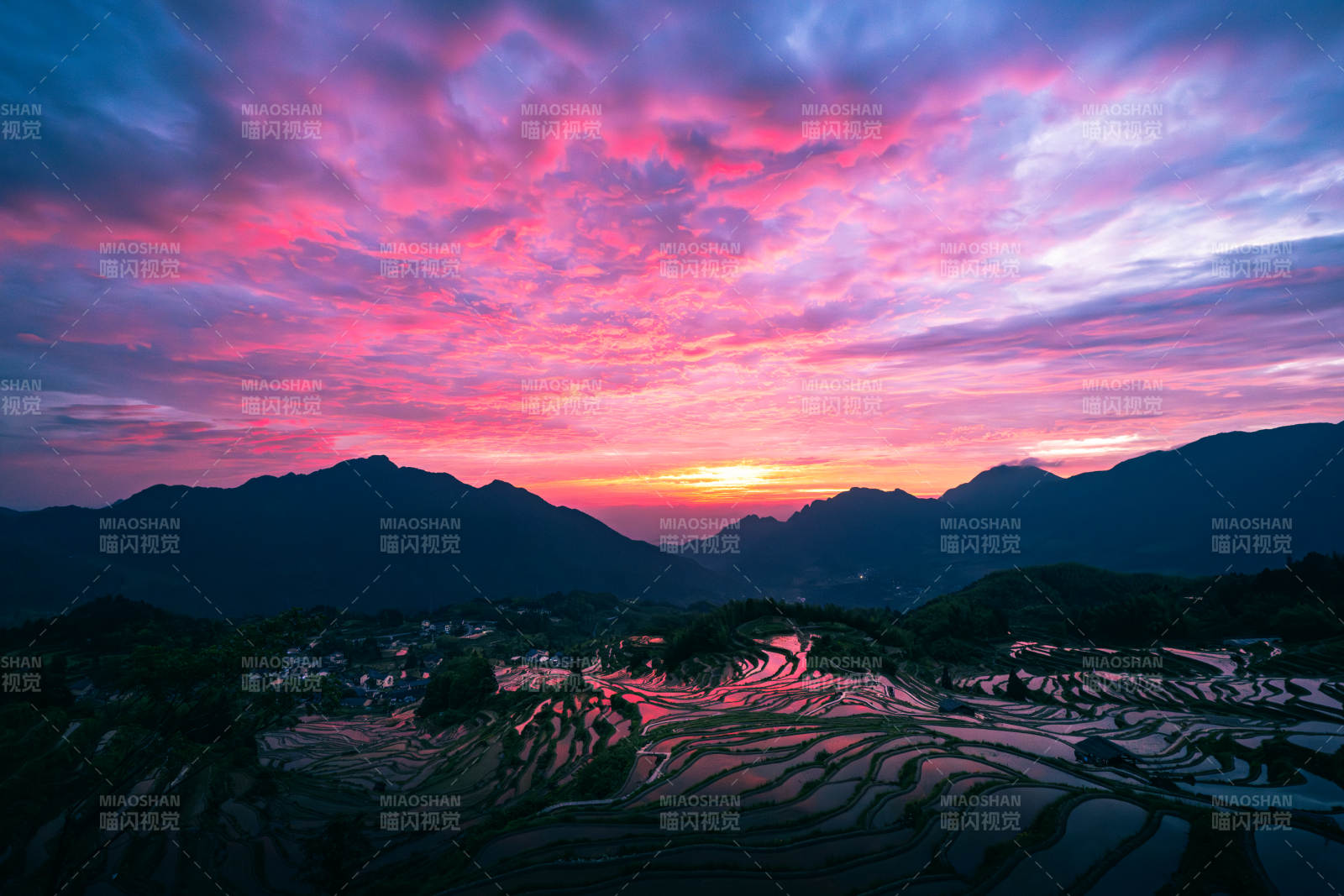 云和梯田日出霞光映山峦图片