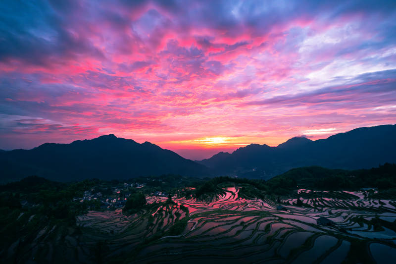 云和梯田日出霞光映山峦图片