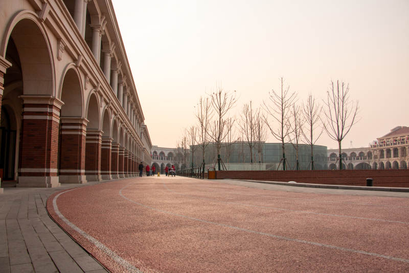 拱廊校园 静谧黄昏景图片