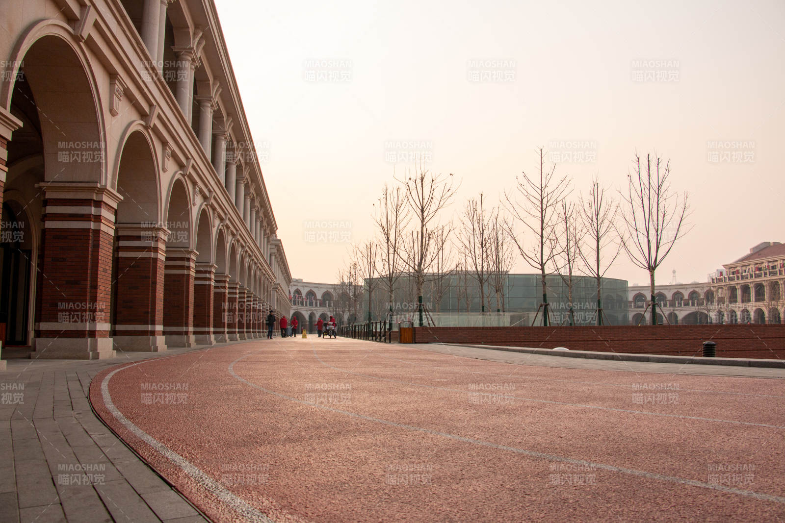 拱廊校园 静谧黄昏景图片