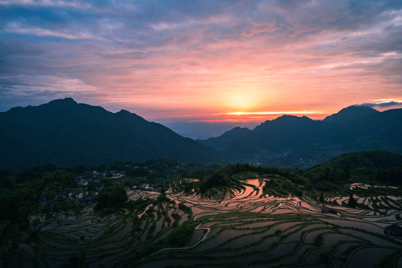 云和梯田日出 山峦染霞光图片
