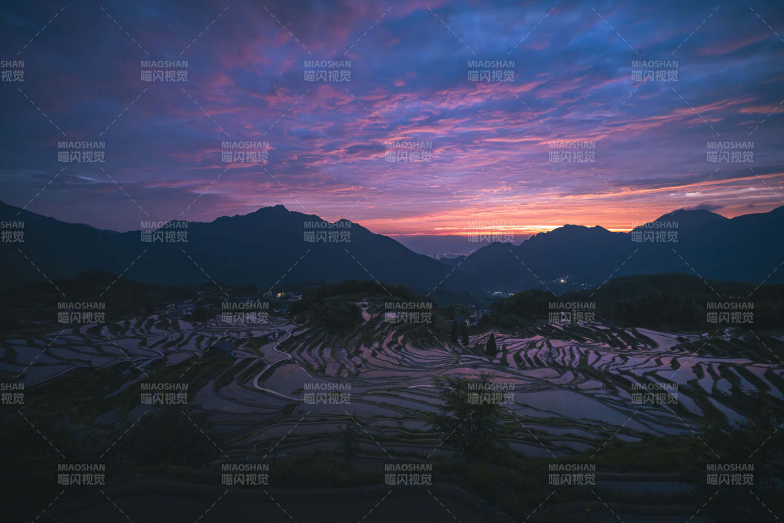 朝霞映梯田 山峦静如画图片