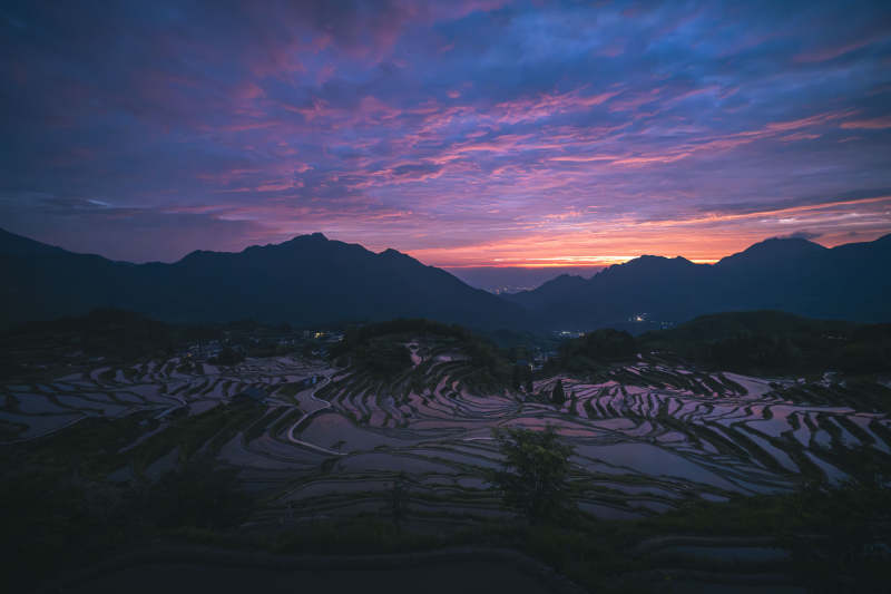 朝霞映梯田 山峦静如画图片