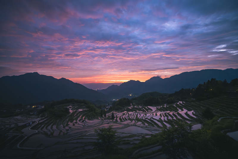 梯田暮色 霞染群山图片
