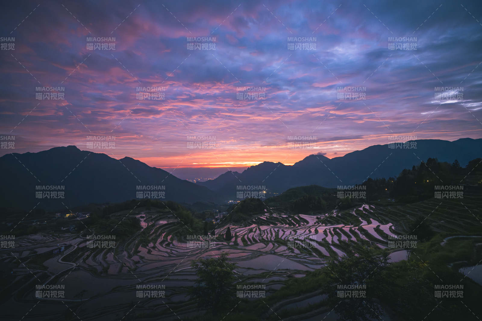 梯田暮色 霞染群山图片