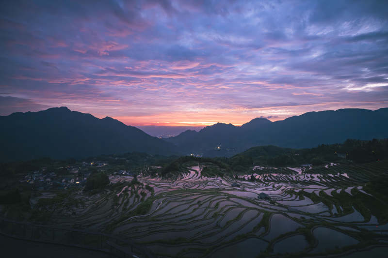 云和梯田日出 霞光染山峦图片