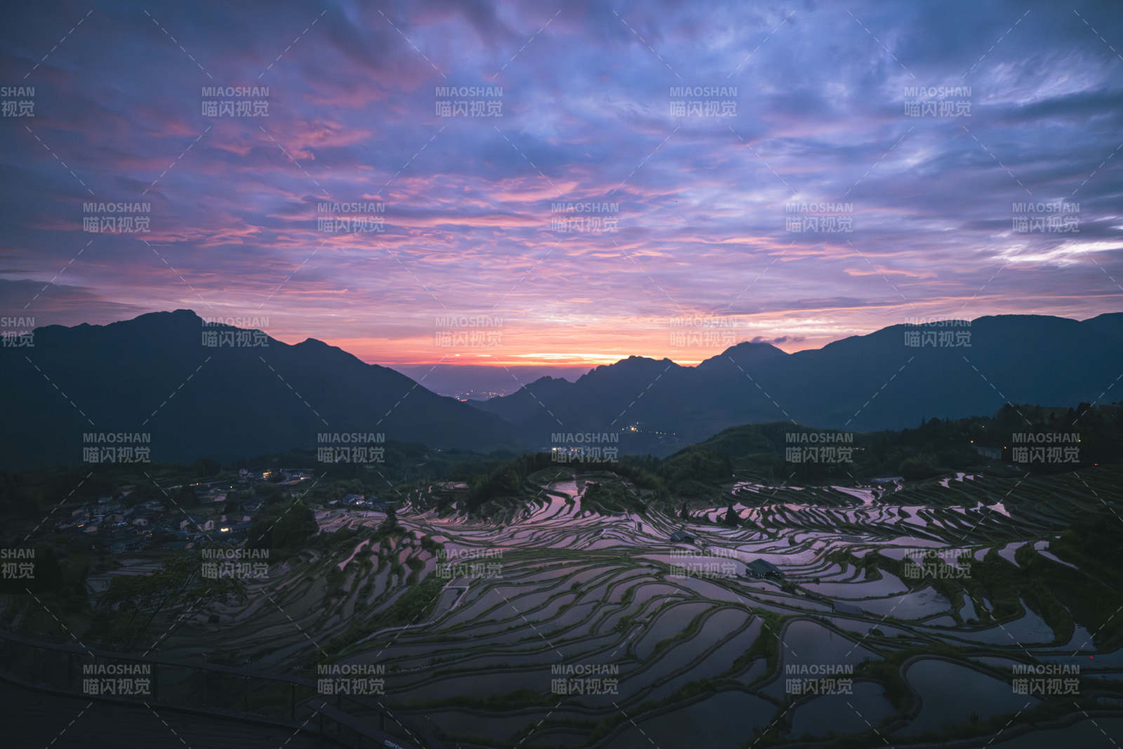 云和梯田日出 霞光染山峦图片