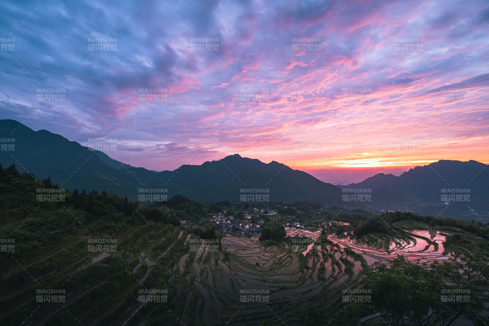 梯田日落 霞光染山峦图片