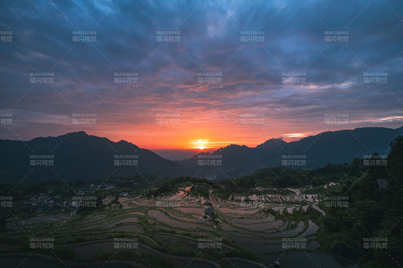 梯田日落 山峦映霞光图片